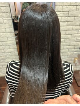  強い癖でもツヤツヤ♪髪質改善ストレート／ HIDE