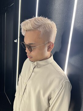 カルフール 草加本店(Carrefour) ホワイトカラー,ハイトーン,ケアブリーチ,アップバング,ウェーブ