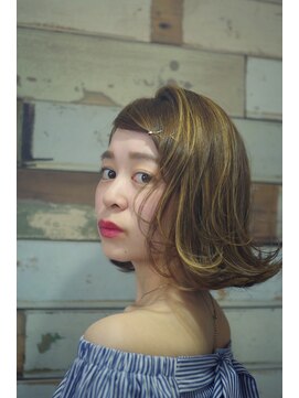 ソラ(sora) セピアグレージュとハイライトの切りっぱなさいボブ