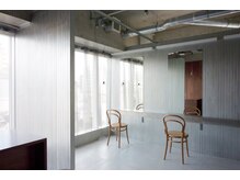 ヨロヘアー(YOLO hair)の雰囲気(自然光が差し込む、明るく雰囲気のある空間)