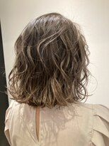 プルースラウンジ(Plus Lounge)&nbsp;立体感ベージュハイライト×外ハネミディ ハイライト/白髪ぼかし