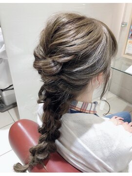 エム インターナショナル 春日部本店(EMU international) 上品ハイライトの編みおろしアレンジ