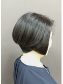 艶々ブラックヘアのショートスタイル