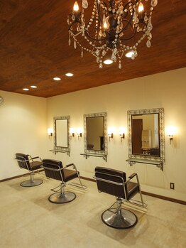 クローバーヘアカッツ(CLOVER haircuts)の写真/オーナーが手作りで仕上げたシンプルでクラシカルなサロン♪オシャレな空間で贅沢な美容TIMEを過ごして！