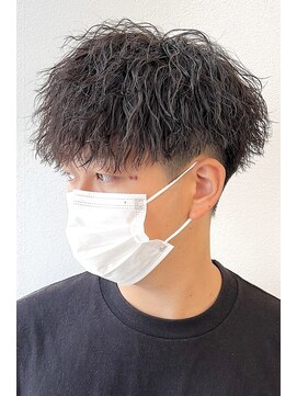 ササ シンサイバシ(33 SHINSAIBASHI) 前下がり刈り上げツーブロック縦落ちツイストスパイラルパーマ