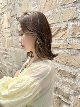 ビュートリアム265(BEAUTRIUM 265) 外ハネミディアム 透明感ベージュ イルミナカラー 前髪 韓国ヘア