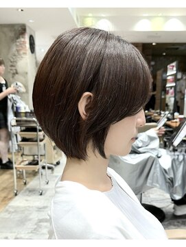 アフロート ルヴア(AFLOAT RUVUA) 【岩田莉奈】一人一人のオーダーメイドカットで骨格矯正 新宿