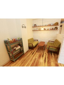 お客様がいつも主役になれる場所―…白を基調とした広々空間で、ゆったりとしたひとときをお過ごし下さい。