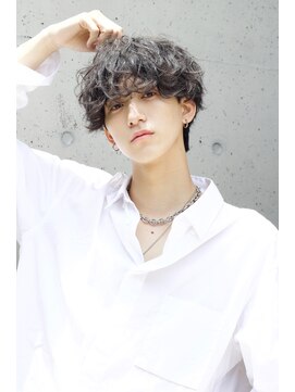 ネイビー(NAVY) 黒髪スパイラルパーマ　韓国　マッシュ　無造作　刈り上げ