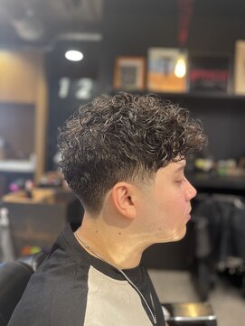 フランクスバーバー アンド ビアークラブ(FRANK'S BARBER and BEER CLUB) テーパーフェード