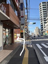 最初の信号の左手に【靴の修理屋さん】があるので、左へ曲がり直進してください♪