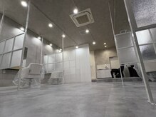 &C hair【アンドシー ヘア】の雰囲気(仕切りがあり、落ち着いた雰囲気でございます◎)