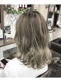 ハイライト入りアッシュグレージュ系カラー