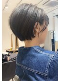 トップボリュームアップするワンサイドショートボブ