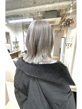 シェノン(Chainon.) ホワイトグレージュ　ブリーチカラー　シルバーカラー　博多