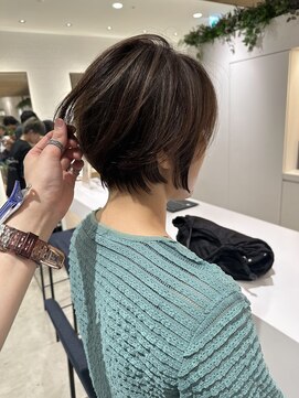 ステア ケース(stair case) 大人かわいい白髪ぼかしハイライトショートボブ耳かけ