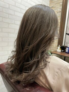 ハサミバイアトリエナガノ 千葉(8sami by atelier nagano) ショートボブ/センターパート/ツヤ髪/グラデーション/イヤリング