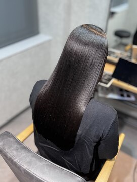 エミリー(Emily) 暗めカラーストレート