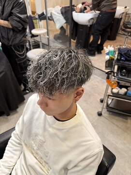 イーラ アメ村店(era) メンズパーマホワイトメッシュバロックパーマ