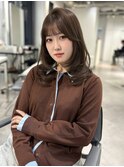 チョコレートブラウンミディアムレイヤーシースルーバング顔周り