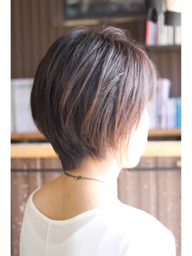 オーバーキャプテンネイキッド(OVER CAPTAIN NAKED) 縮毛でも骨格補正カットなら実現する円みシルエットショート