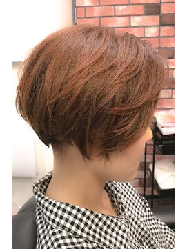 ワンバイワン(ONE BY ONE) 女性の刈り上げ、レッド