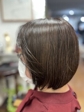 ラヴィアンローズ(La vie en rose) 前下がりボブ