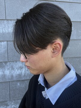 ヒュイル バイ ニアウ(Hwyl by Niau) MEN’S HAIR/サーフカール/刈り上げセンターパート/伊勢崎