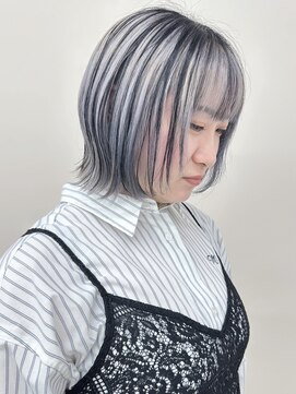 モリオ(morio) *レイヤーボブインナーカラーホワイトベージュミディアムボブ