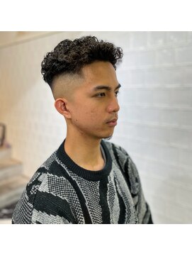 メリケンバーバーショップ フクオカ(MERICAN BARBERSHOP FUK) ツーブロックツイストパーマビジネスかき上げフェードS92