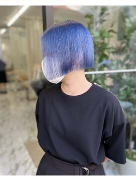 ナナ(NANA) ブルー/ブリーチ/カラー/ボブカット/刈り上げ