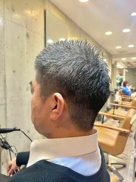 刈り上げグレーヘアフェードカットメンズバーバースタイル