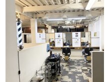 ヘアクリエイトブラス メンズ(Hair Create BRAS Men's)の雰囲気(白とグリーンが織りなす落ち着いた空間でリラックスできる待合席)