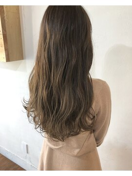 ヘアデザイン ソラ(Sola) まろやかくすみベージュ ツヤ髪ゆるふわウェーブロング