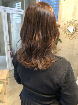 ニティー(Ngiti) 柔らかベージュ　ウェーブ巻き