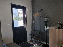 レアヘアクリニック(Lea HAIR CLINIC)の雰囲気（落ち着いた色合いの店内です）