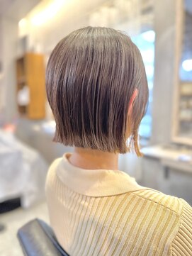 プリームヘアーホワイト(Pleame hair WHITE) 【Pleame hair WHITE】ぱつっとラインが可愛い!外ハネボブ!