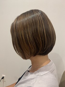 レジェ(LEGE) 刈り上げハイライトボブ