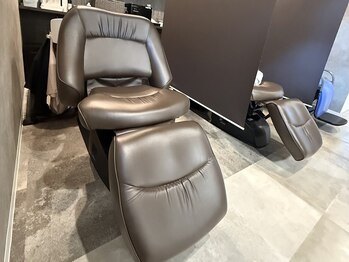 イア(oia)の写真/毛穴汚れもスッキリ！炭酸シャンプーでマッサージしながら施術◎眉毛カットとセットのクーポンが人気！