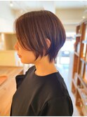 耳かけも似合う大人ショートボブ