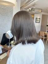 ビーチ(BEACH)&nbsp;ブリーチなしマロンベージュ × 外ハネミディアムヘア