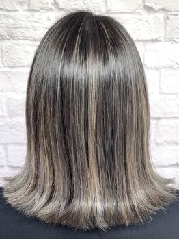 リヒト ヘアワークス(Licht HairWorks)の写真/白髪ぼかしハイライトや透明感のあるグレイカバーで、白髪染めでもオシャレにカラーが楽しめる♪