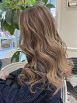 キャパ(CAPA)&nbsp;顔周りレイヤーカットミルクティーベージュカラーインナーカラー