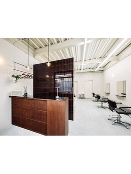 サロンの細部までこだわりがある上質空間。フルフラットシャンプー台で髪も心もリフレッシュ◇癒しの時間を