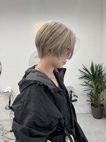 ブラウン(BROUN)&nbsp;ブリーチ一回、透明感ベージュくびれショート