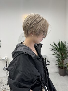 ブラウン(BROUN) ブリーチ一回、透明感ベージュくびれショート