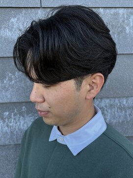 ヒュイル バイ ニアウ(Hwyl by Niau) MEN’S HAIRセンターパートスパイラルパーマニュアンスパーマ