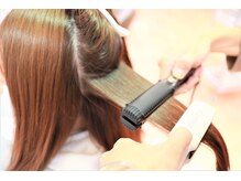 【ストレートパーマへのこだわり】　元から直毛のような自然なストレートヘアなら『ソフト縮毛矯正』☆