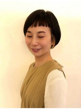 スエダ(SUEDA) アシンメトリーバング×インナーカラーのショートボブ