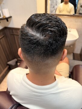 ミリオンバックス 上野(Million Bucks) 刈り上げセンターパートMEN’S HAIRフェザーパーマサーフカール